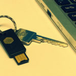 Bezpečnostní klíč vedle počítače