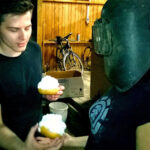 Zaměstnanci se šlehačkovými dorty