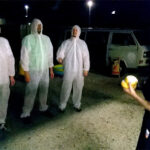 Vedení firmy se v pláštěnkách účastní hry, kdy na ně zaměstnanci hází šlehačkové dorty.