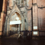 David pózuje před Červeným kostelem v Brně