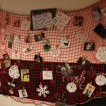 Síťka s navěšenými fotkami z dětství