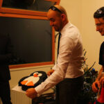 Vedení s dortem ve tvaru tučňáka