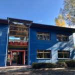 Budova igloonetu se nachází v brněnských Řečkovicích, kousek u lesa