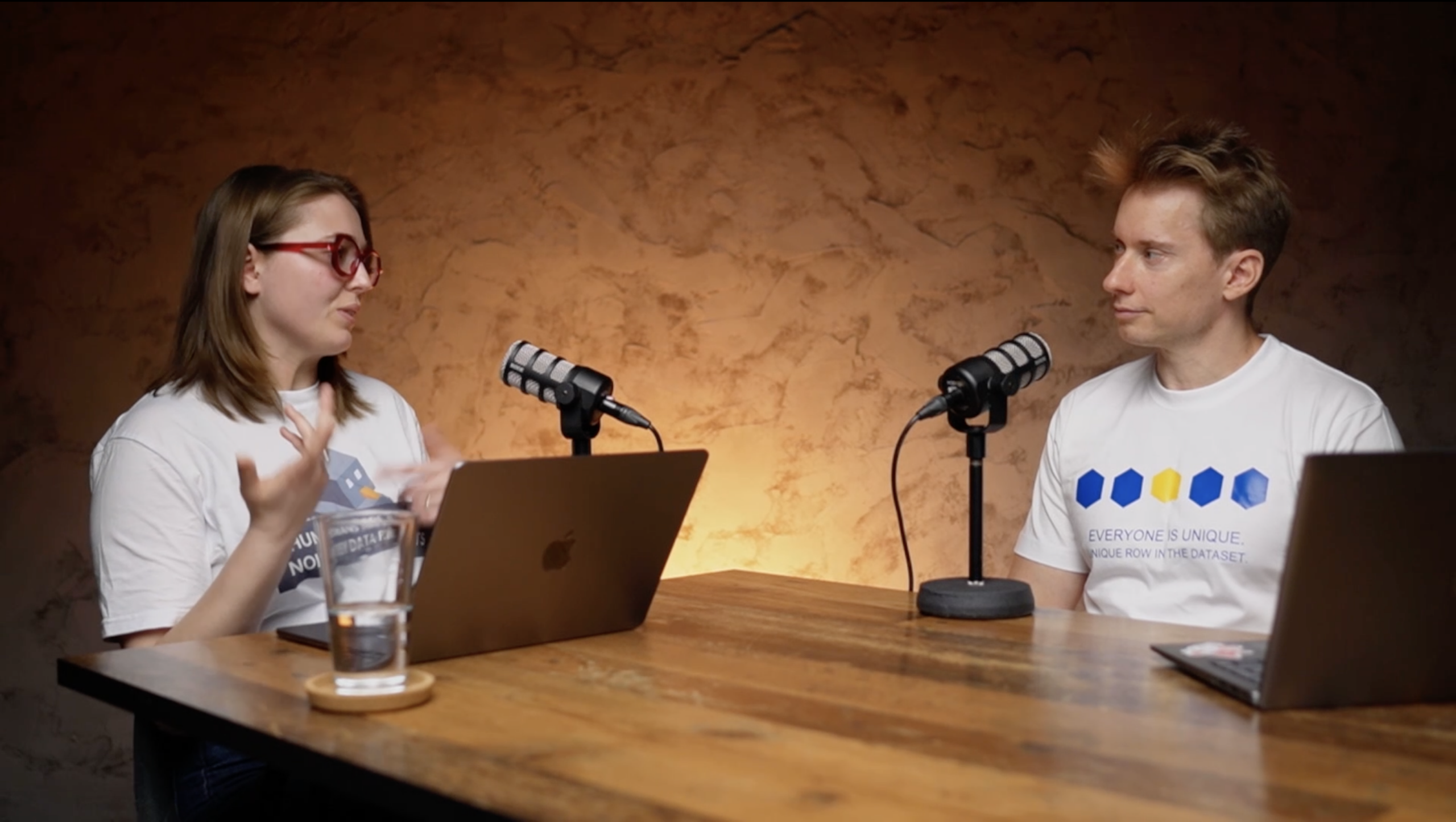 Adam a Michaela v rozpravě nad alertingem