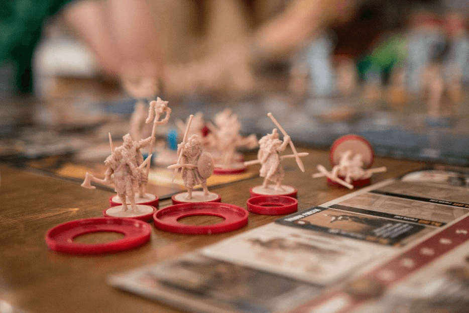 herní figurky válečníků na hrací ploše